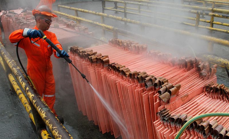 IMAGEN DE ARCHIVO. Un trabajador limpia cátodos de cobre dentro de una planta en la refinería Ventanas de la chilena Codelco