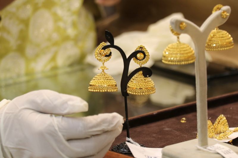 Imagen de archivo. Aretes de oro en una sala de exhibición de joyas en Mumbai
