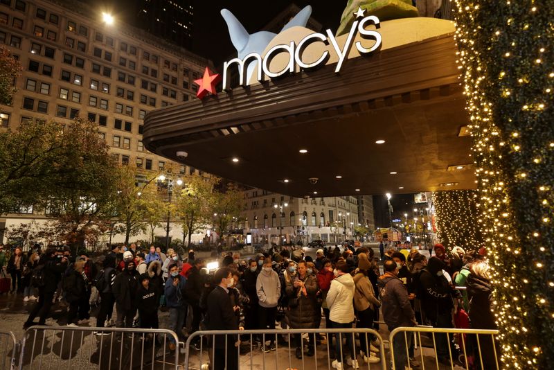 La gente espera en la cola de Macy's antes de las rebajas del Viernes Negro en el barrio de Manhattan de la ciudad de Nueva York