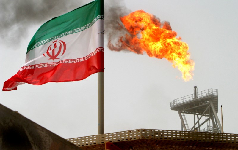 Foto de archivo. Una plataforma de producción junto a la bandera de Irán en el Golfo 