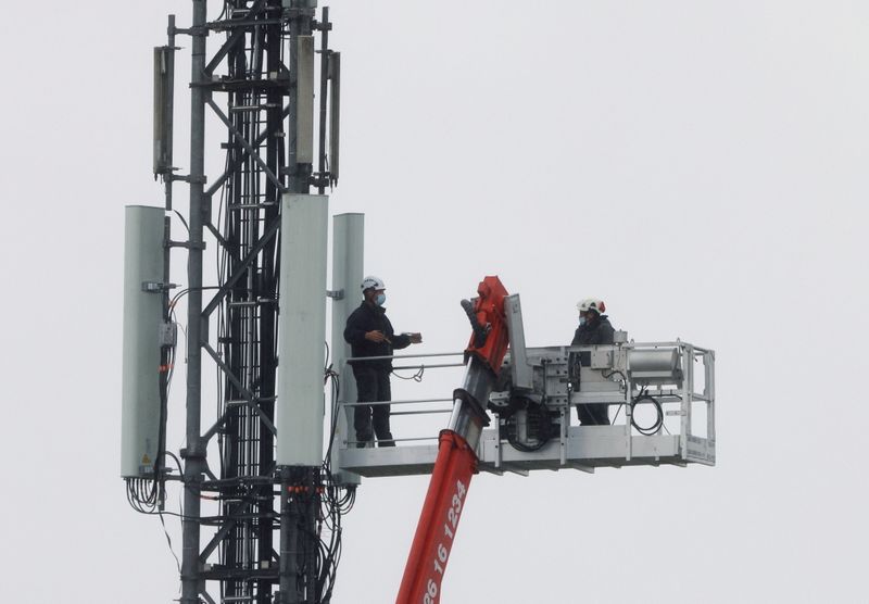 FOTO DE ARCHIVO: Varios operarios trabajan en una antena de telecomunicaciones en Lambres-lez-Douai