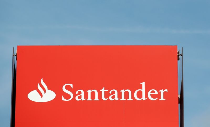 FOTO DE ARCHIVO: El logotipo de Santander en Milton Keynes