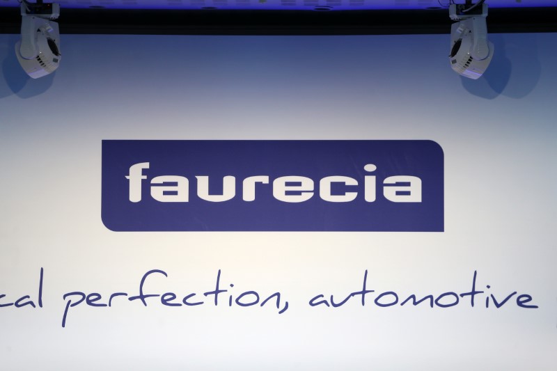 Il logo Faurecia durante una conferenza a Parigi