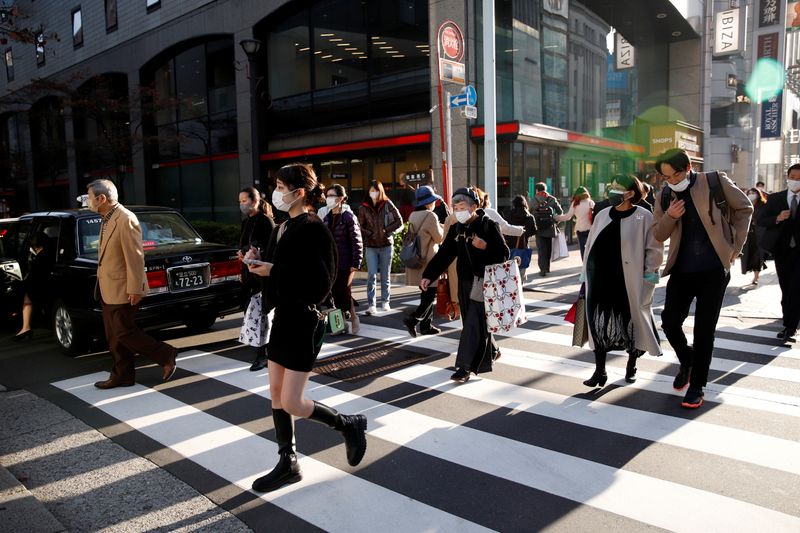 Varias personas en un distrito comercial de Tokio