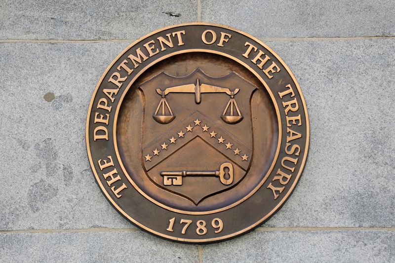 Imagen de archivo del sello del Departamento del Tesoro de Estados Unidos en su sede en Washington, D.C.