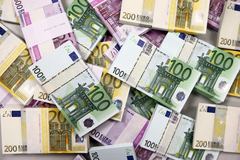 Imagen de archivo de falos de billetes de euro en el Banco Nacional de Croacia en Zagreb.