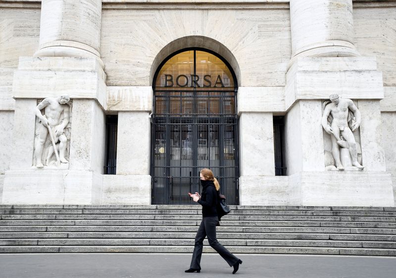Imagen de archivo de una mujer caminando frente a la Bolsa de Valores de Milán, en Milán