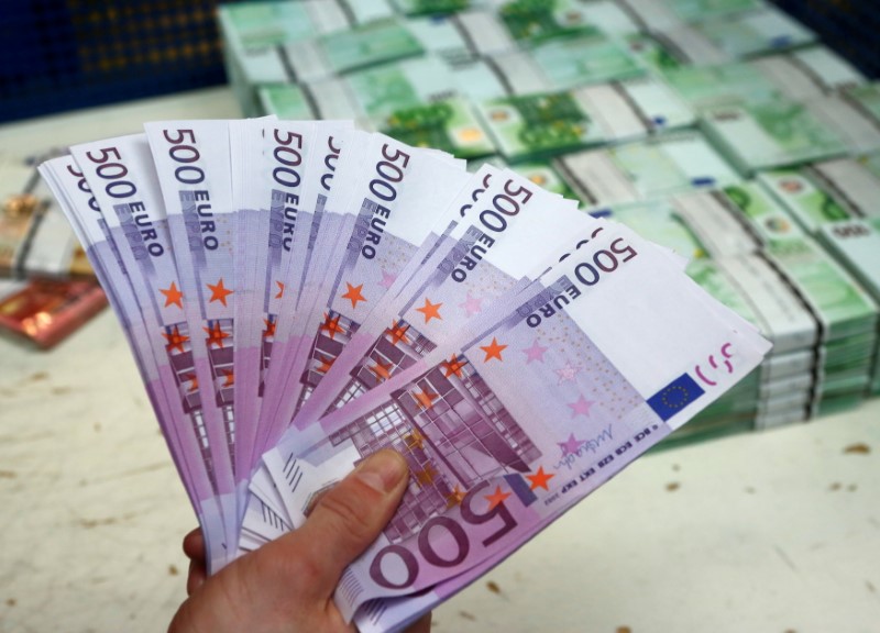 ARCHIV: 500-Euro-Banknoten in der Unternehmenszentrale von Money Service Austria, Wien, Österreich, 3. März 2016. REUTERS/Leonhard Foeger