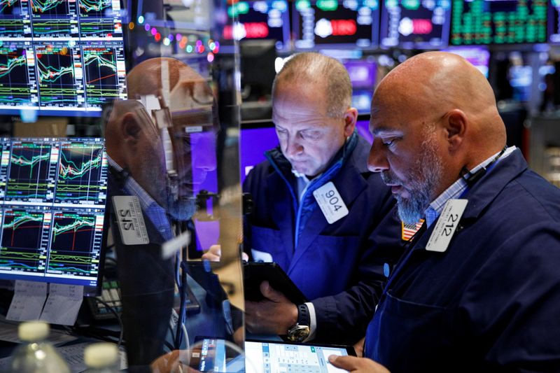 IMAGEN DE ARCHIVO. Operadores trabajan en el piso de la Bolsa de Valores de Nueva York (NYSE), en Nueva York, EEUU