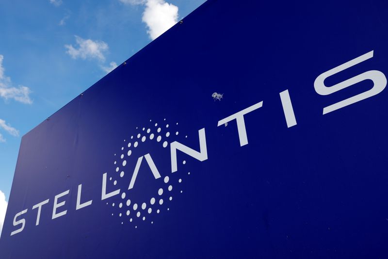 Il logo di Stellantis presso uno stabilimento a Hordain, in Francia