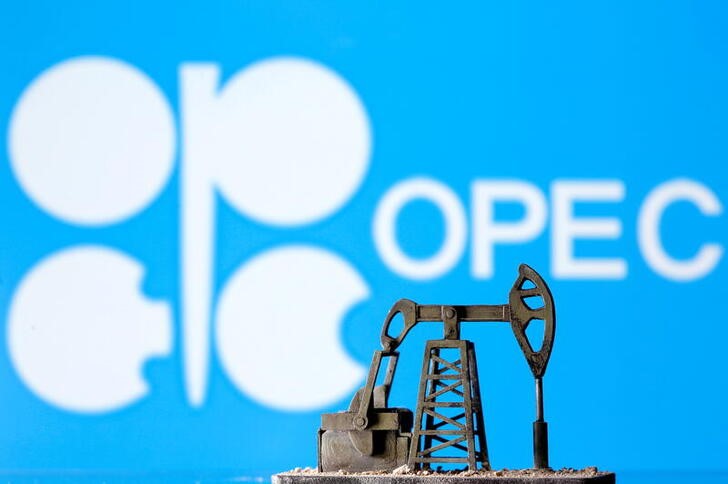 Foto de archivo ilustrativa de una impresión 3D de un balancín de petróleo y el logo de la OPEP