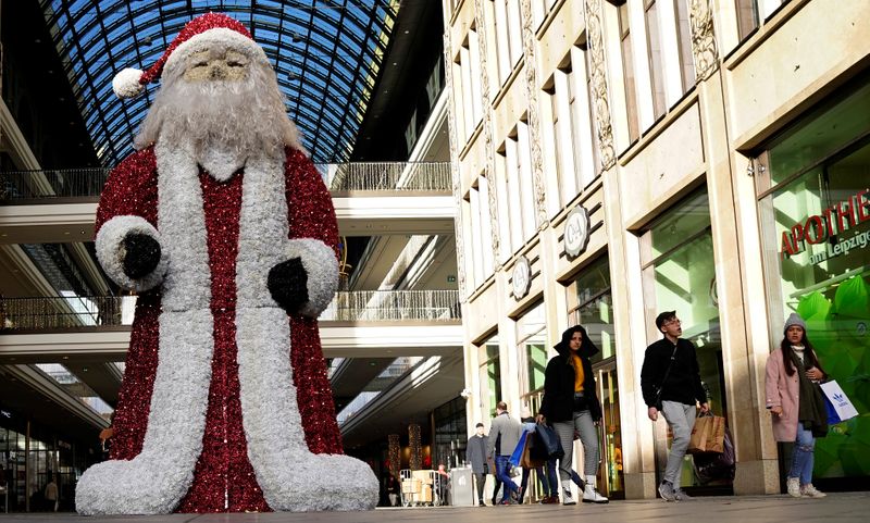 ARCHIV: Einkaufende neben einer Figur des Weihnachtsmanns vor einem Einkaufszentrum in Berlin, Deutschland, 4. Dezember 2018. REUTERS/Phil Noble