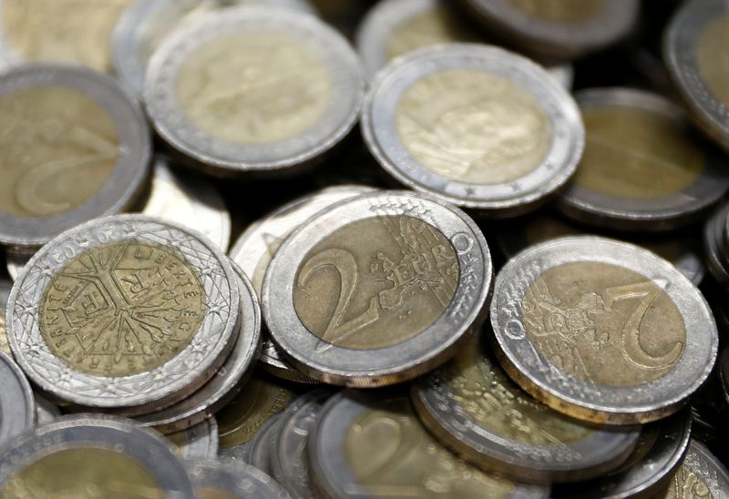 ARCHIV: Zwei Euro-Münzen in der Zentrale des Money Service Austria in Wien, Österreich, 16. November 2017. REUTERS/Leonhard Foeger