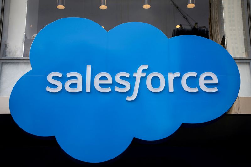 ARCHIV: Das Firmenlogo von Salesforce ist auf dem Salesforce Tower in New York zu sehen