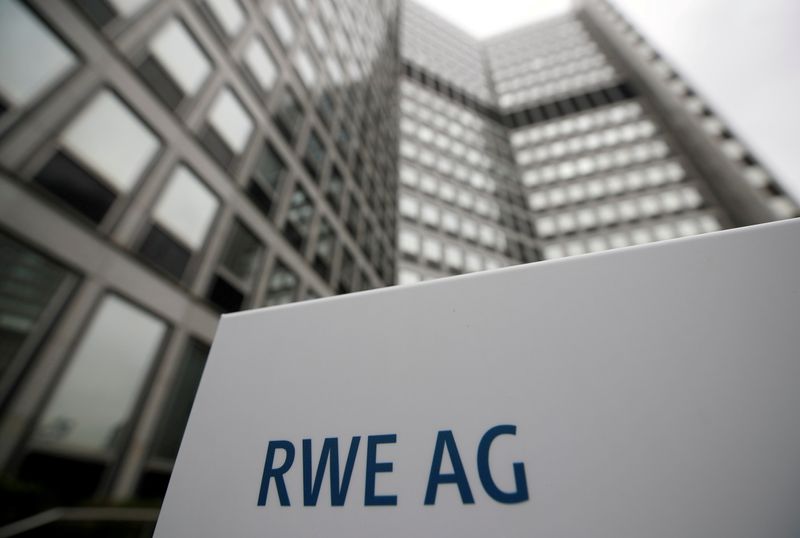 ARCHIV: Die Zentrale des deutschen Stromversorgers RWE, Essen, Deutschland, 24. April 2018. REUTERS/Wolfgang Rattay