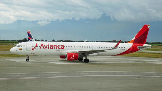 Foto de archivo. Un avión Airbus A321-200 de la aerolínea Avianca se desplaza por la pista del aeropuerto Alfonso Bonilla Aragón de Palmira
