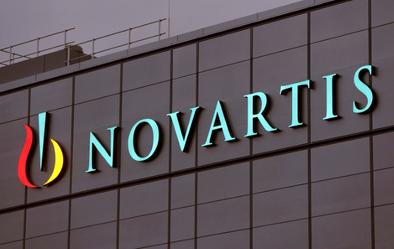 Il logo Novartis presso uno stabilmento dell'azienda a Stein, in Svizzera