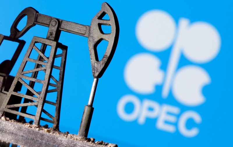 Una miniatura di una pompa petrolifera davanti al logo Opec 