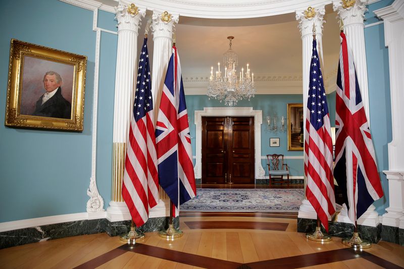 Imagen de archivo. Las banderas de EEUU y Reino Unido en despacho del Departamento de Estado EEUU, Washington
