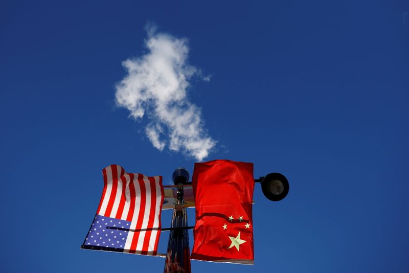 FOTO DE ARCHIVO: Las banderas de Estados Unidos y China ondean en una farola en el barrio de Chinatown de Boston