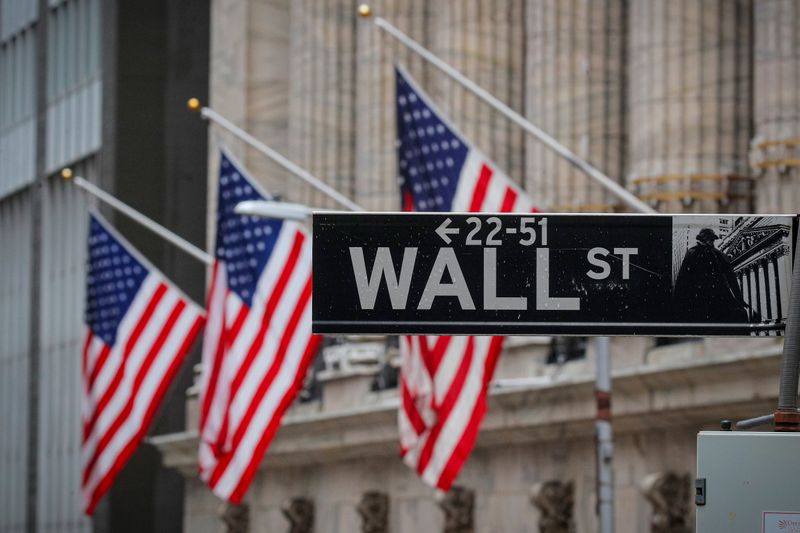 Imagen de archivo de una señal de Wall Street en Nueva York, EEUU.