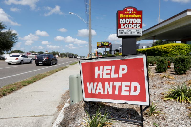 Imagen de archivo de un cartel de se necesitan trabajadores en un hostal de Brandon, Florida, EEUU.