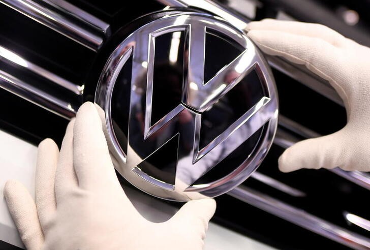 ARCHIV: Das Volkswagen-Logo in einer Produktionslinie im Volkswagen-Werk, Wolfsburg, Deutschland, 1. März 2019. REUTERS/Fabian Bimmer
