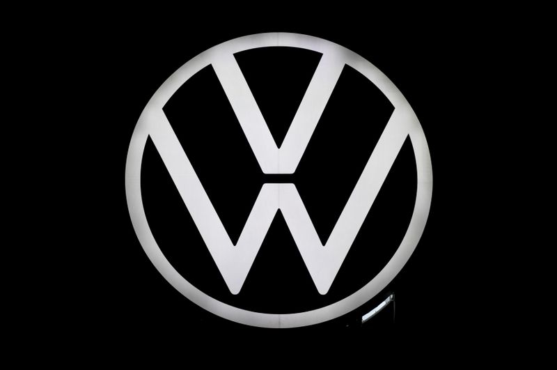 ARCHIV: Das Logo des deutschen Automobilherstellers Volkswagen, Wolfsburg, Deutschland, 9. September 2019. REUTERS/Fabian Bimmer