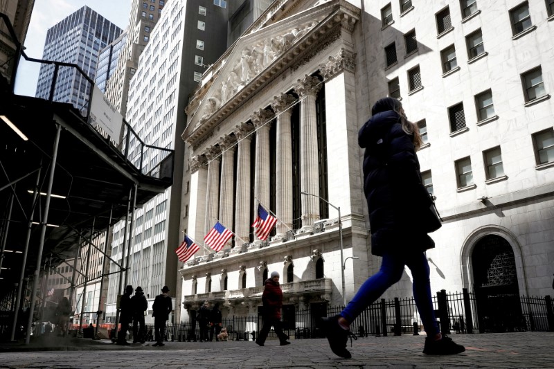 Passanti a Wall Street fuori dalla Borsa di New York