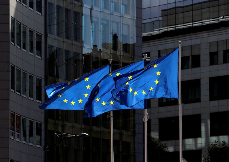 FOTO DE ARCHIVO: Banderas de la Unión Europea frente a la sede de la Comisión Europea en Bruselas