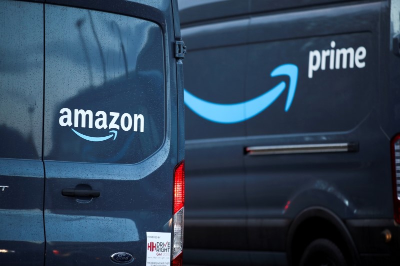 ARCHIV: Logos von Amazon und Amazon Prime auf Fahrzeugen vor dem Amazon Fulfilment Centre in Altrincham, nahe Manchester, Großbritannien
