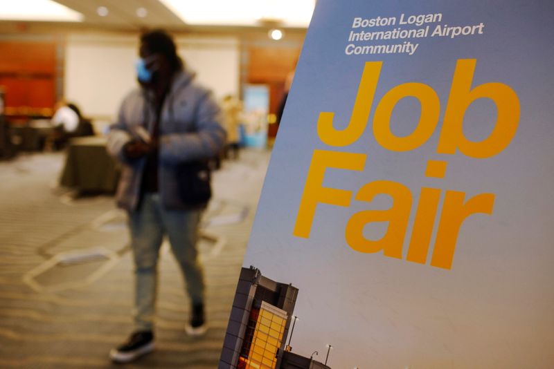 ARCHIV: Ein Arbeitssuchender verlässt die Jobmesse für flughafenbezogene Arbeitsplätze am Logan International Airport in Boston, Massachusetts, USA