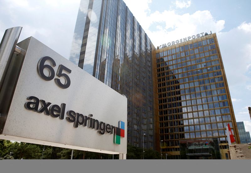 ARCHIV: Das Logo des deutschen Verlags Axel Springer vor dem Hauptsitz des Unternehmens in Berlin