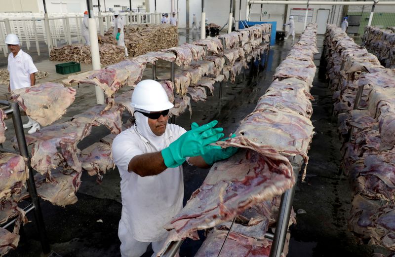 IMAGEN DE ARCHIVO. Trabajadores en una planta de JBS S.A, el mayor productor de carne del mundo, en  Santana de Parnaiba, Brasil