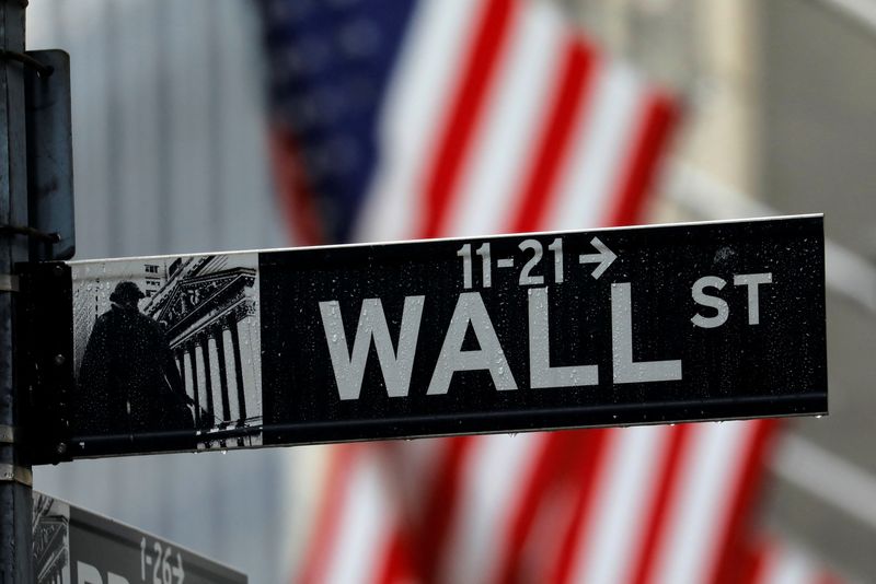 Un panneau indique Wall Street à l'extérieur de la Bourse de New York à Manhattan, à New York