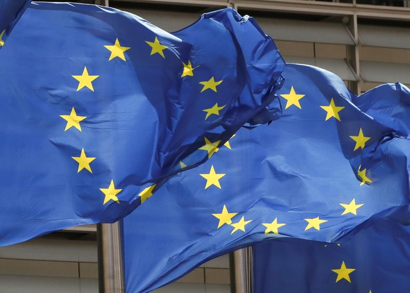 Le bandiere dell'Unione europea sventolano fuori dalla sede della Commissione Ue