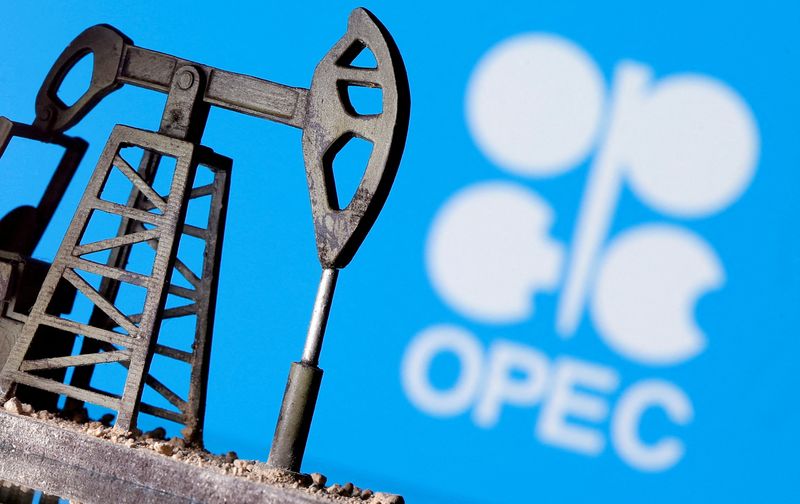 FOTO DE ARCHIVO: Un balancín extracto de petróleo impreso en 3D se ve frente al logo de la OPEP en esta imagen ilustrativa