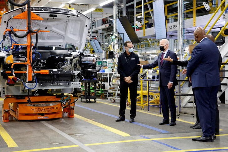 Imagen de archivo del presidente de EEUU, Joe Biden, durante una visita a una planta de producción de vehículos de General Motors en Detroit, Michigan, EEUU.