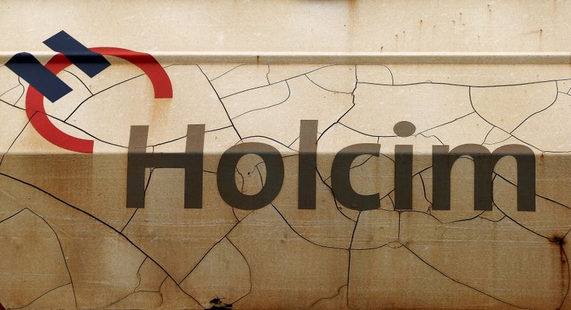 ARCHIV: Holcim-Logo in Hüntwangen, nahe der deutsch-schweizerischen Grenze, 16. April 2015. REUTERS/Arnd Wiegmann