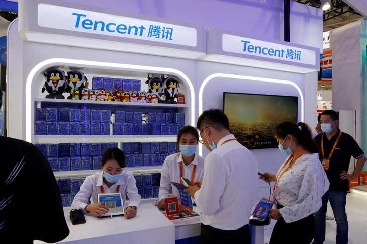 Imagen de archivo de gente visitando un stand de Tencent en una feria sectorial en Pekín, China.