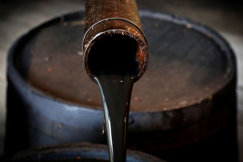 FOTO DE ARCHIVO. El petróleo sale de un pozo original de 1859 de Edwin Drake que lanzó la industria petrolera moderna en el Drake Well Museum and Park en Titusville, Pensilvania, EEUU