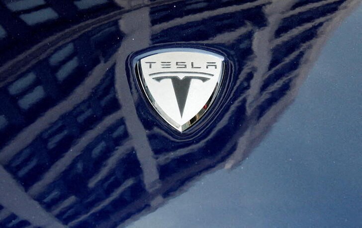 Imagen de archivo del logo de Tesla Motors en uno de sus modelos eléctricos en un concesionario en Nueva York, EEUU. 