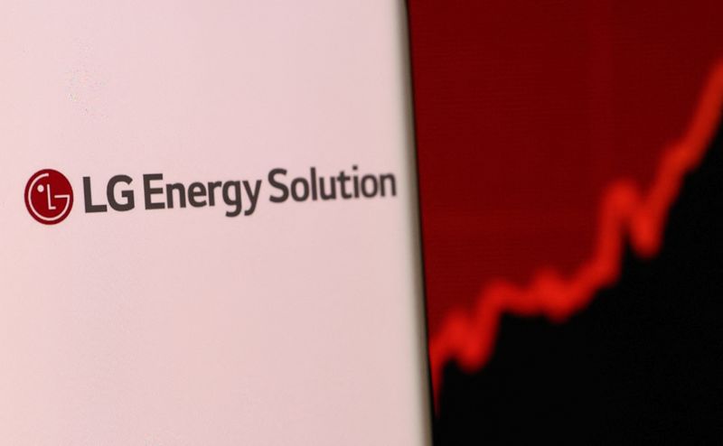 FOTO DE ARCHIVO: El logotipo de LG Energy Solution aparece en un smartphone delante del gráfico de acciones en esta ilustración
