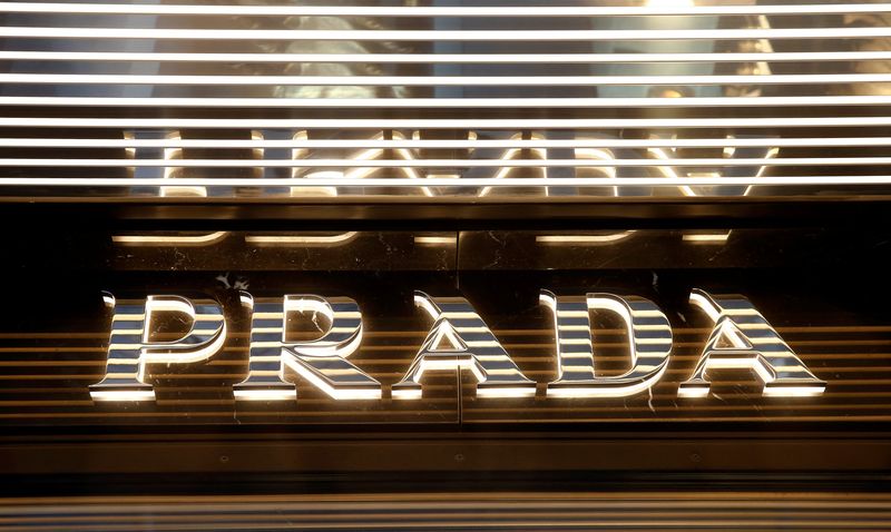 Il logo della casa di moda italiana di lusso Prada in un negozio di Zurigo