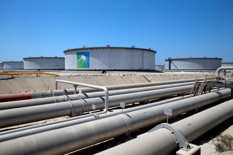 Vista general de los tanques de Aramco y el oleoducto en la refinería de petróleo y la terminal de petróleo de Ras Tanura de Saudi Aramco en Arabia Saudita