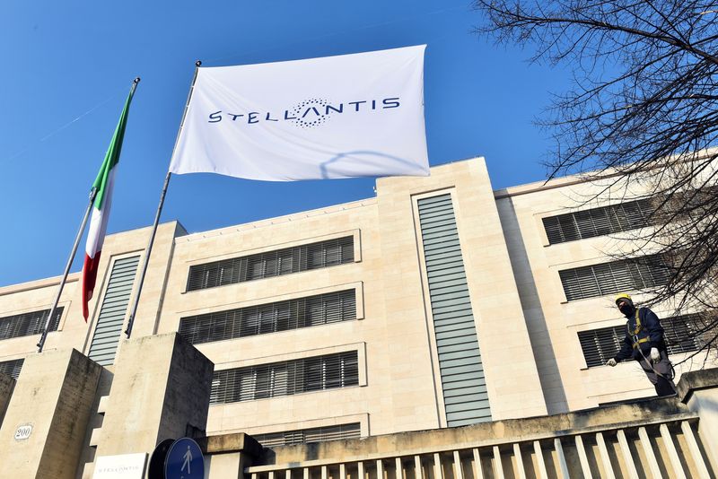 Una bandiera con il logo Stellantis presso l'ingresso dello stabilimento Mirafiori a Torino