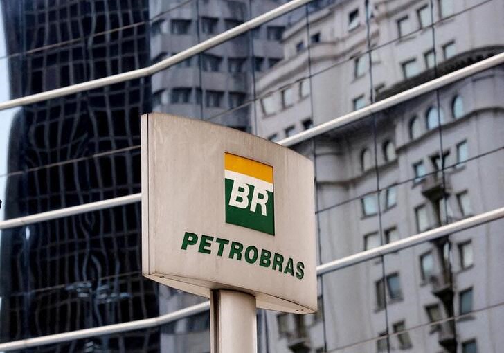 Foto de archivo del logo de Petrobras frente al edificio de la empresa en Sao Paulo