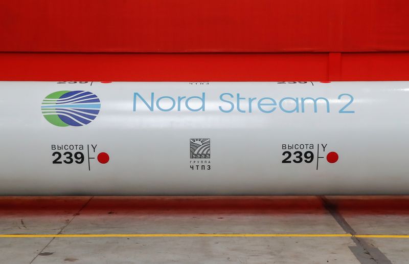 ARCHIV: Logo des Nord Stream 2-Gaspipelineprojekts auf einem Rohr im Rohrwalzwerk der ChelPipe Group in Tscheljabinsk, Russland, 26. Februar 2020. REUTERS/Maxim Shemetov