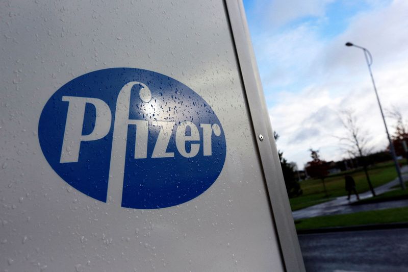 Un logotipo de la compañía en una oficina de Pfizer en Dublín