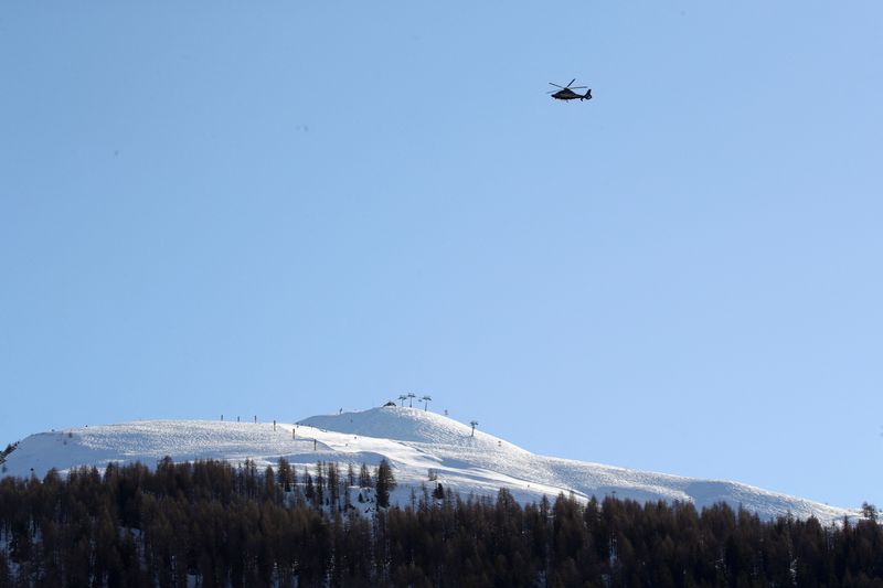 Un helicóptero sobrevuela la estación de esquí durante la 50ª reunión anual del Foro Económico Mundial (FEM) en Davos